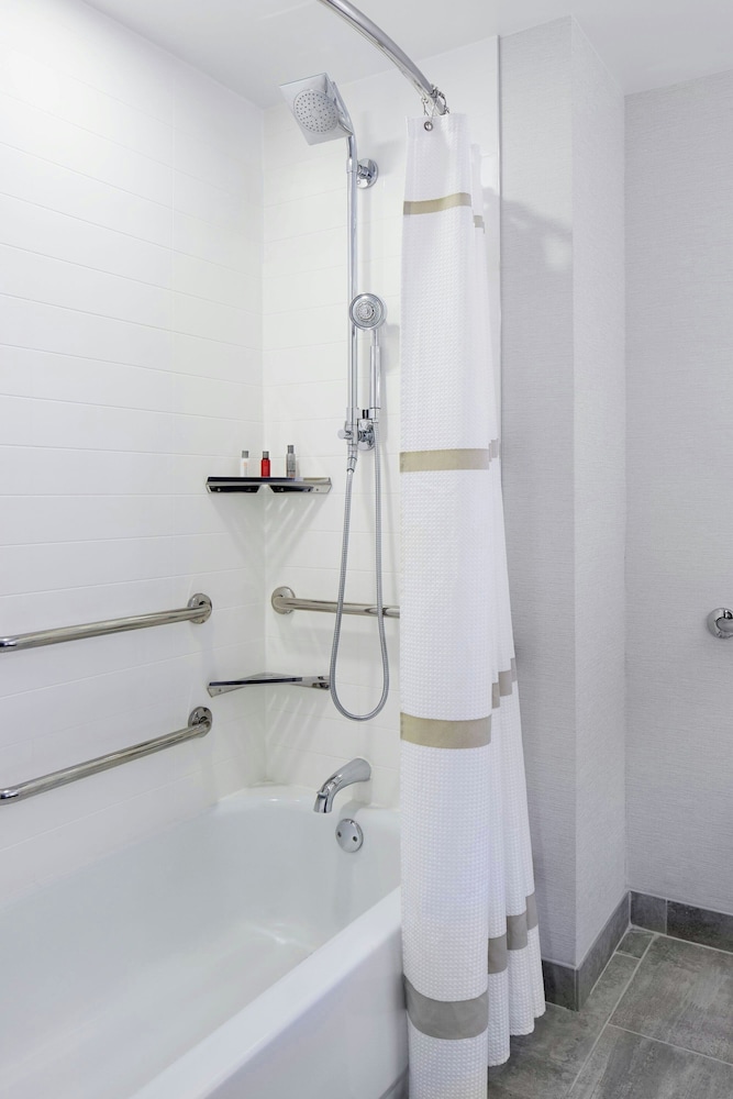 غرفة بسرير كينج لذوي الإعاقة، Columbus Marriott Northwest 5/7