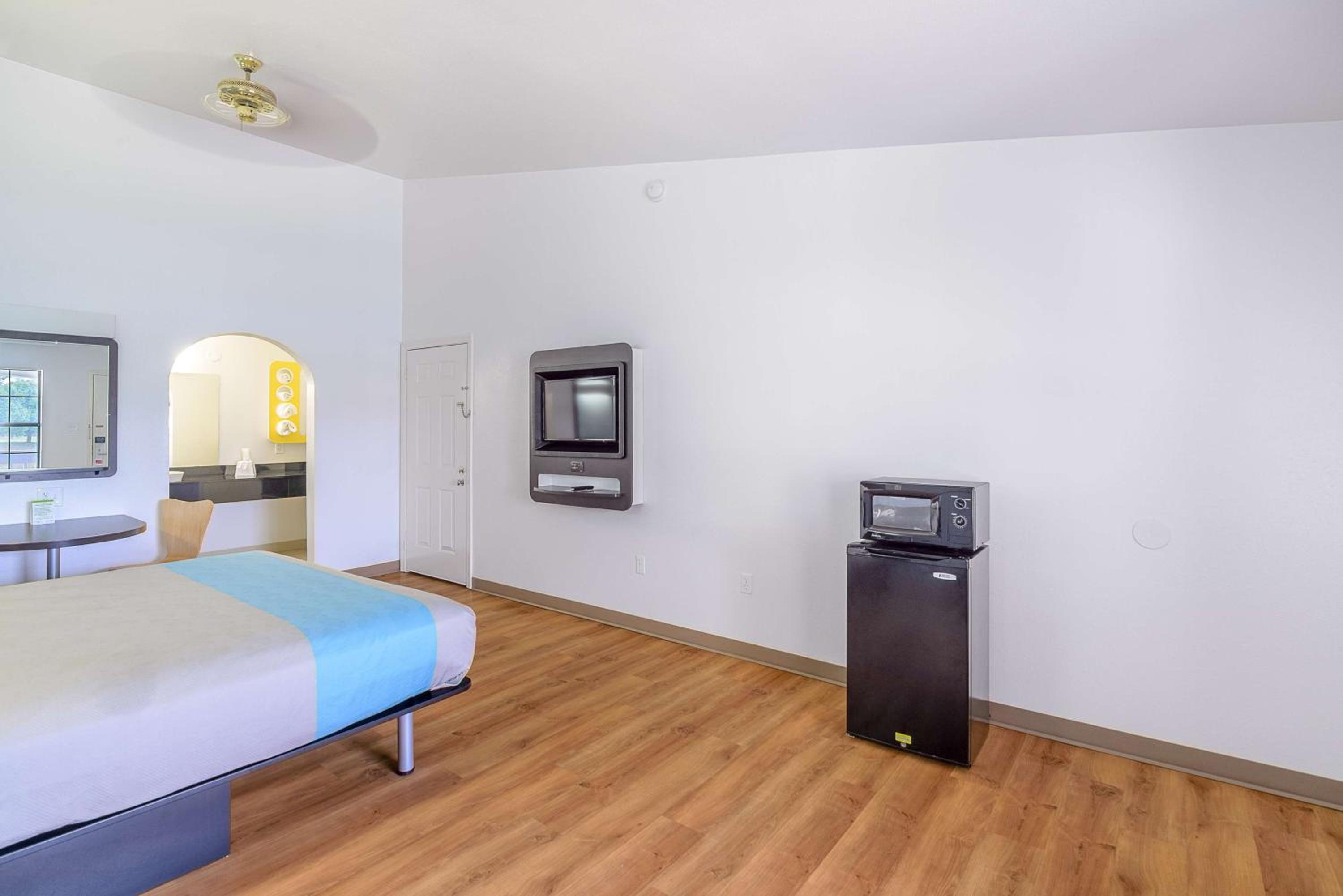 غرفة بسرير كينج لذوي الإعاقة، Motel6 Canton, TX 5/10