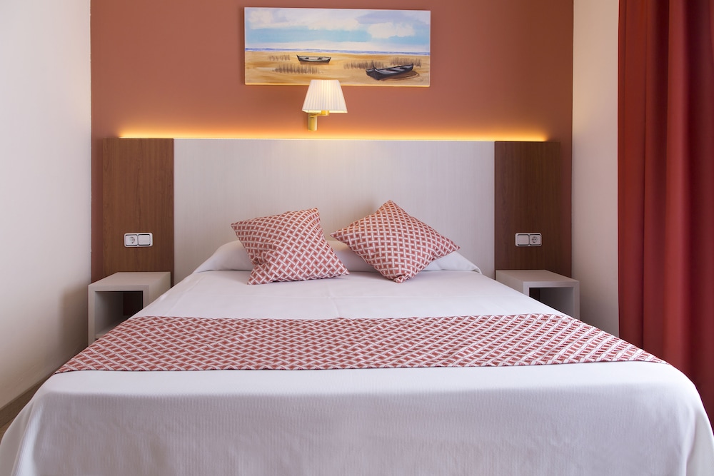 غرفة قياسية بسرير مزدوج أو سريرين منفصلين بشرفة، GHT Balmes Hotel, Aparthotel & Splash 2/10