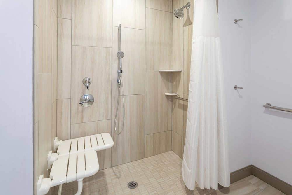 Hilton Garden Inn St. Cloud, MN 8/34