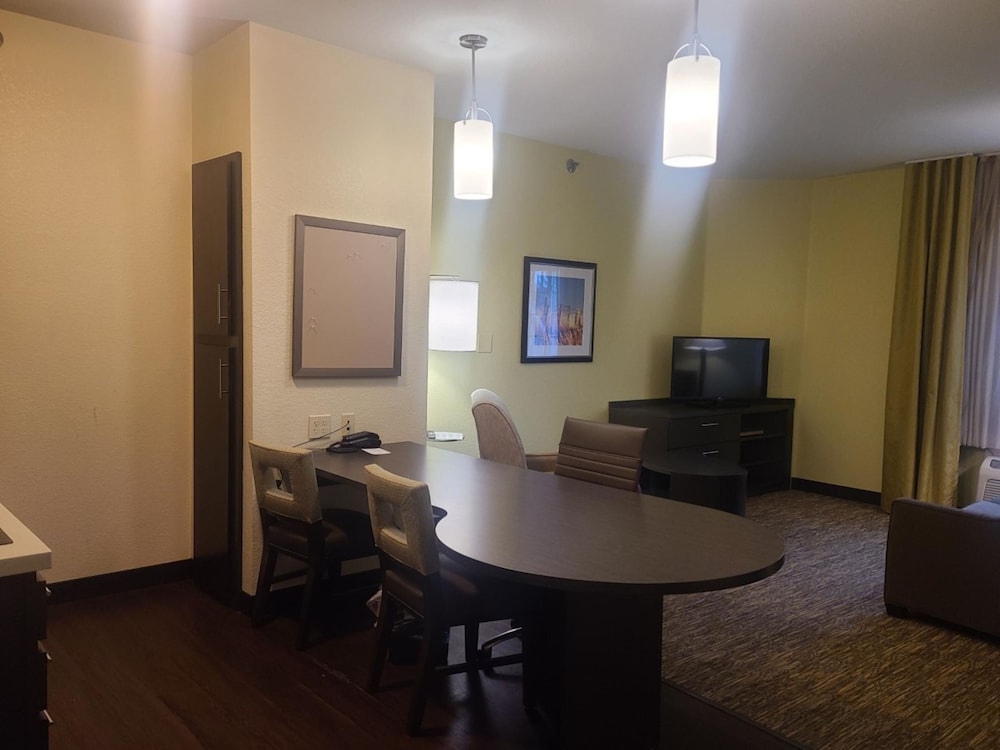 Candlewood Suites Bismarck 43/51