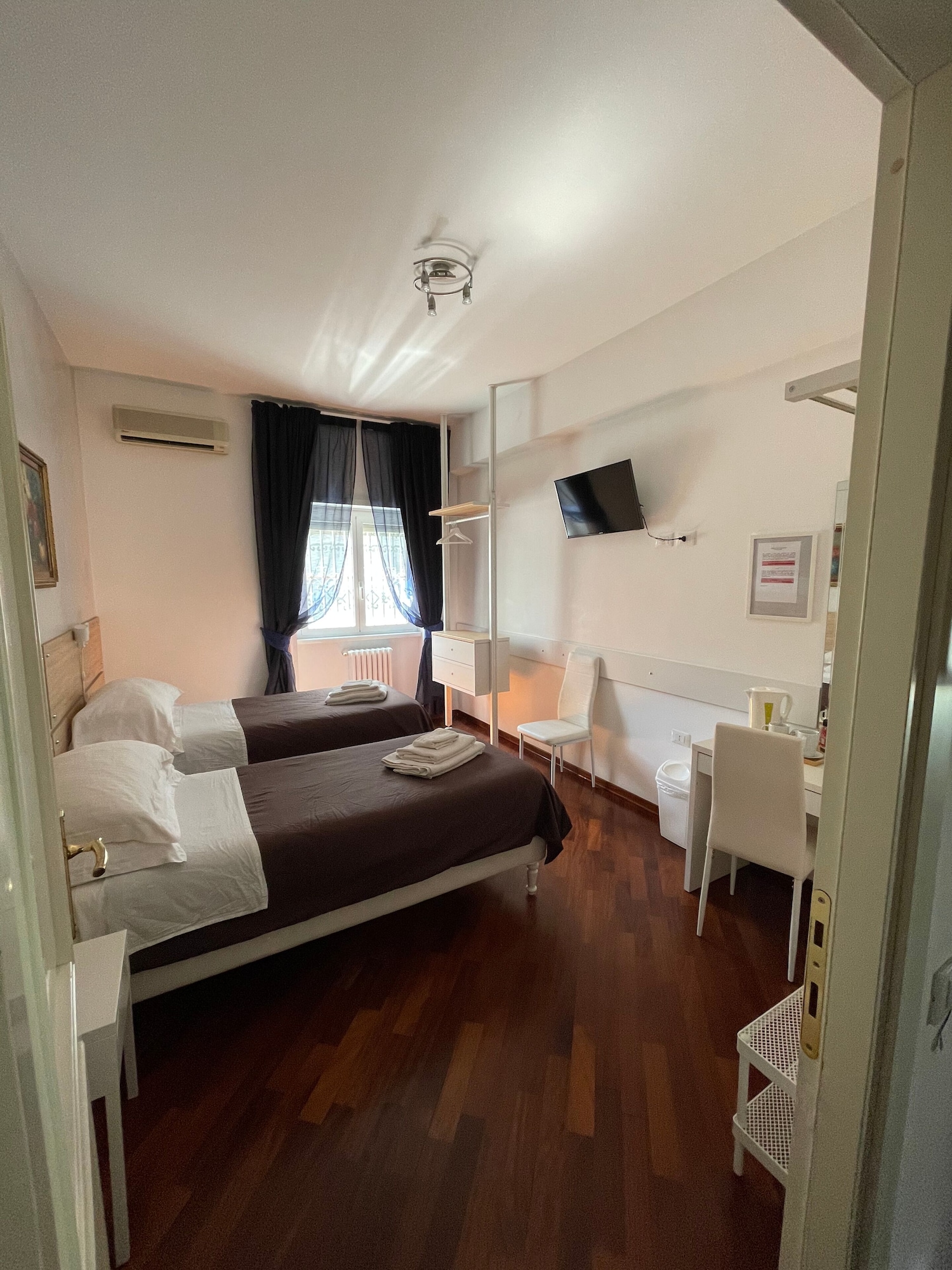 ECONOMY, TWIN BEDS