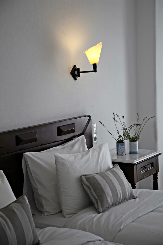 Pelican Bay Art Hotel 43/63