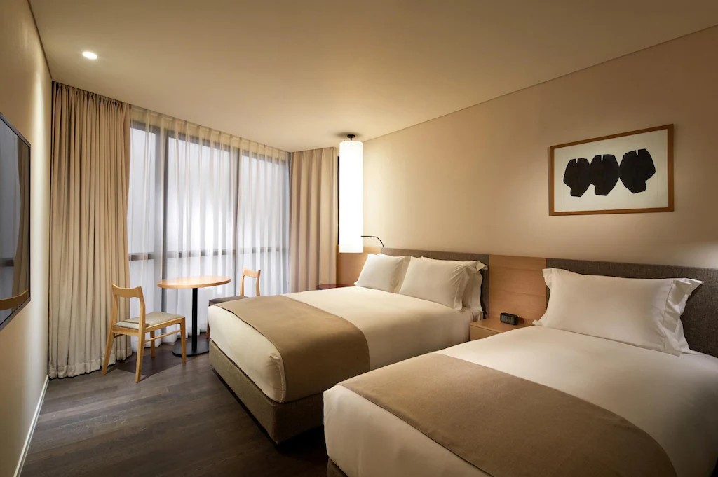 FAMILY, TWIN BEDS