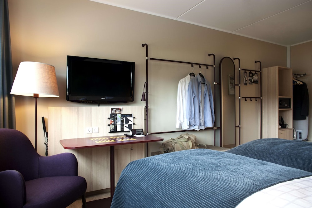 SUPERIOR, QUEEN BED