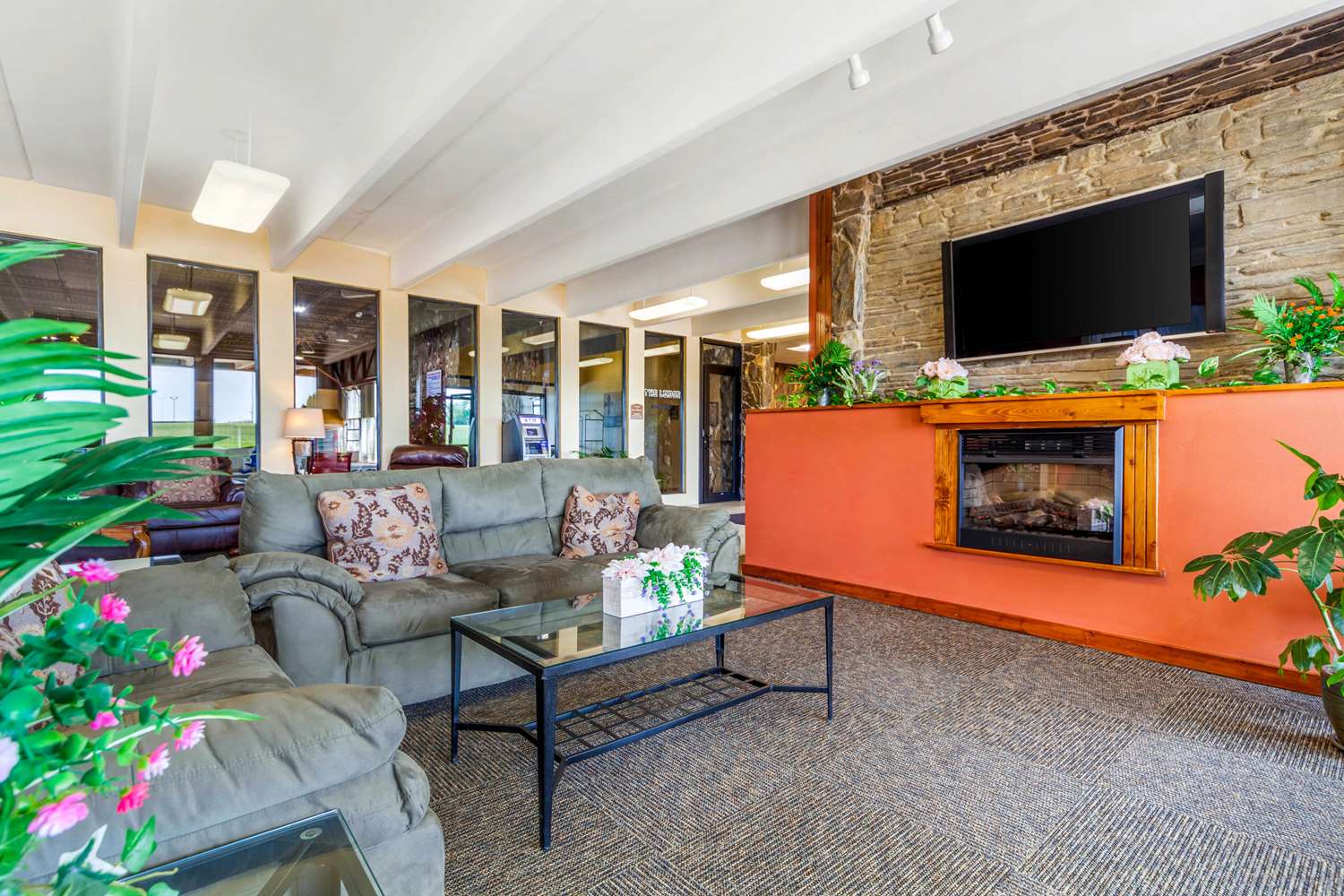 Econo Lodge Inn & Suites Brookings, SD 25/41