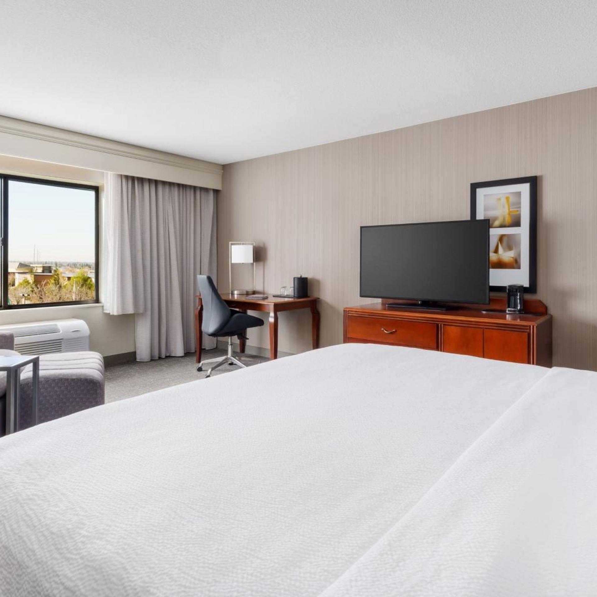 غرفة بسرير كينج مع أريكة في طابق مرتفع، Courtyard by Marriott Roseville Galleria Mall/Creekside Ridge Drive 6/14