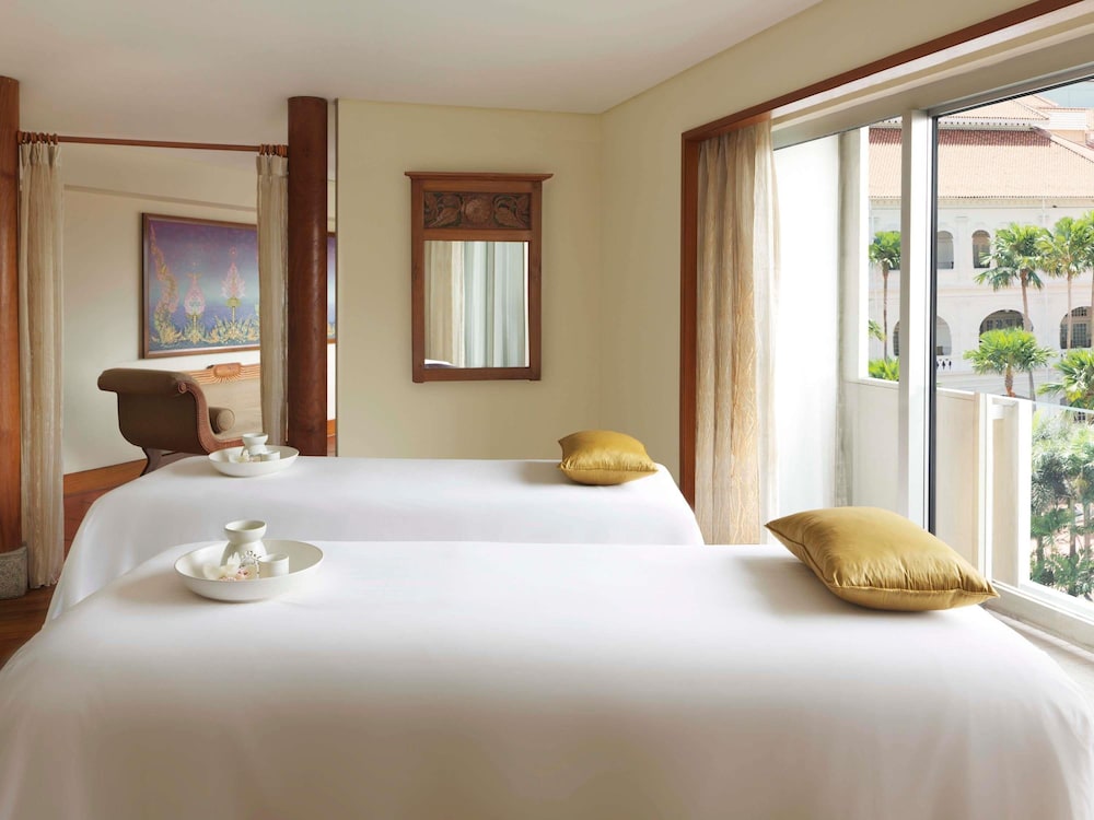 Swissotel The Stamford 8/50