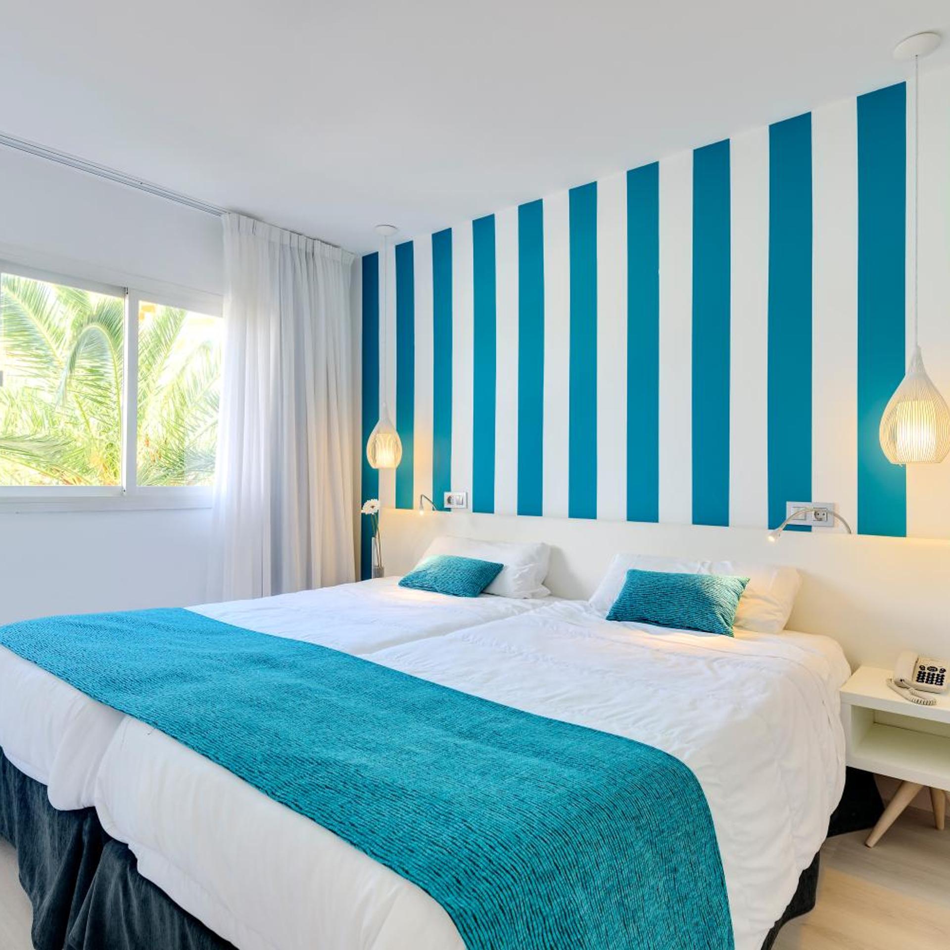 ROOM, DOUBLE BED