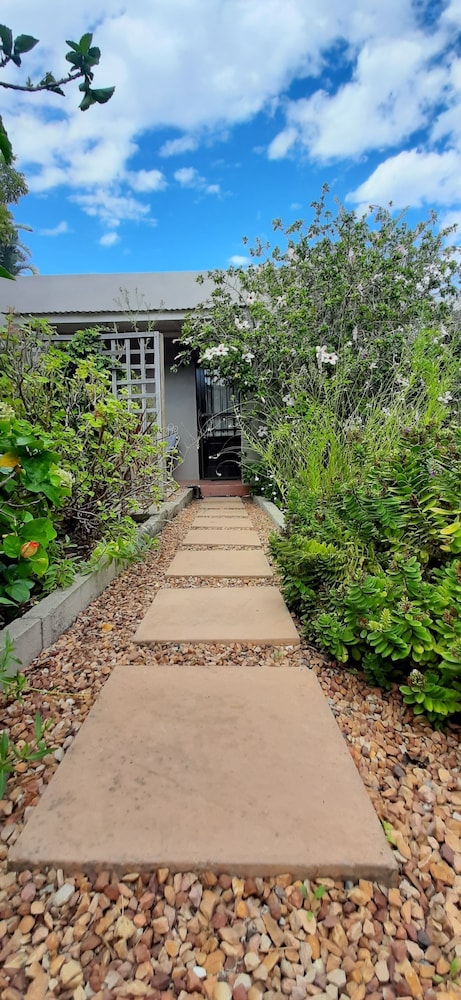 Abigails Garden Cottage [VR] 32/41