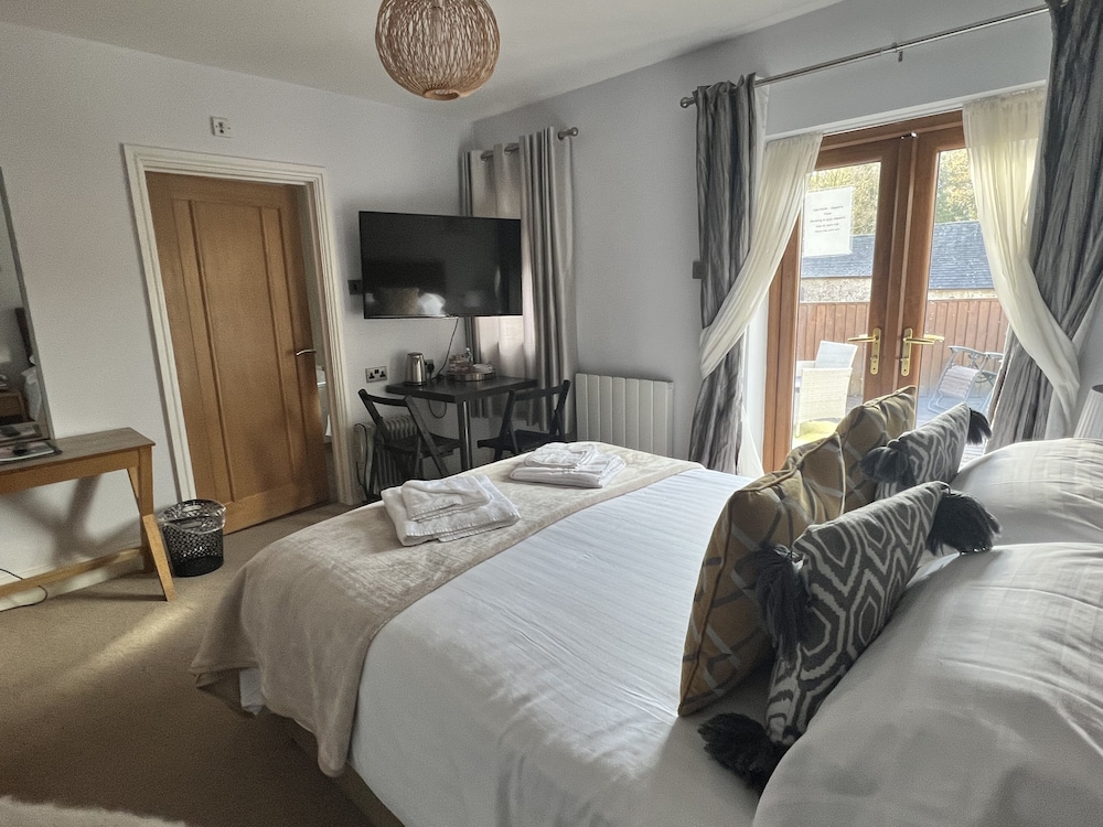 The Gower Hotel 6/50