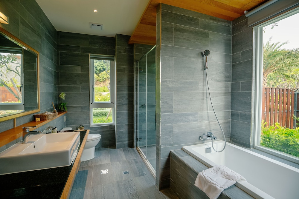 Bay Forest Boutique Hotel 70/72