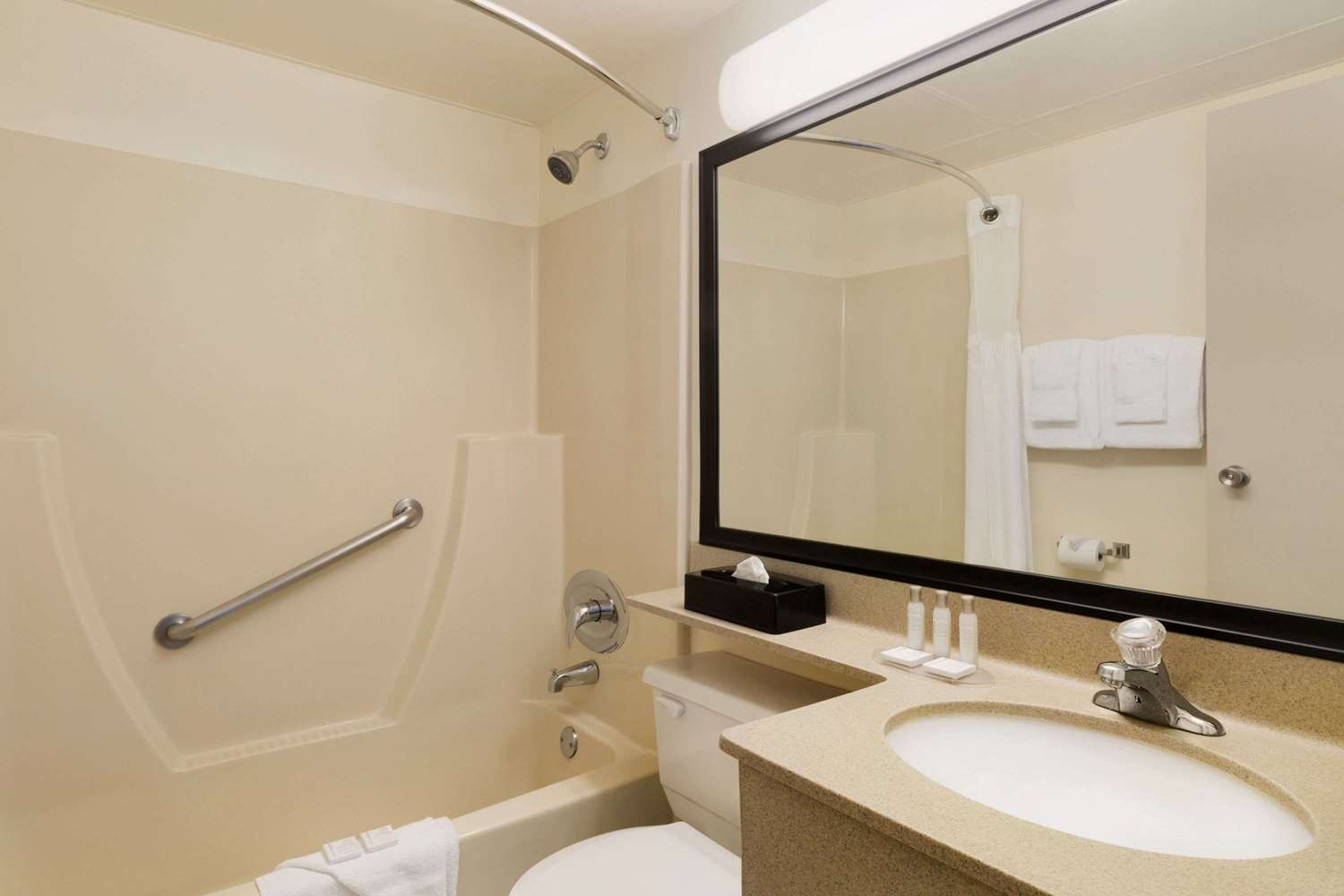 Travelodge by Wyndham Edmonton South 40/40