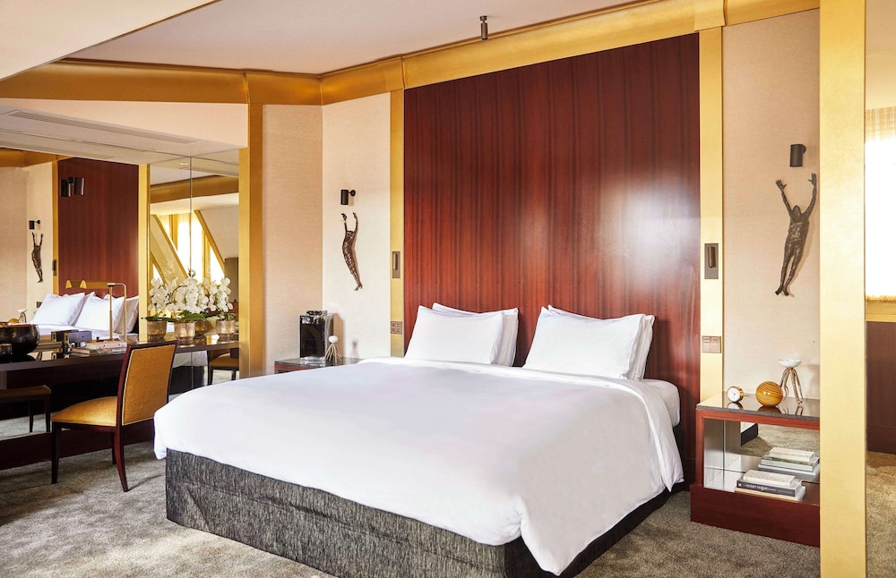 DELUXE, KING BED