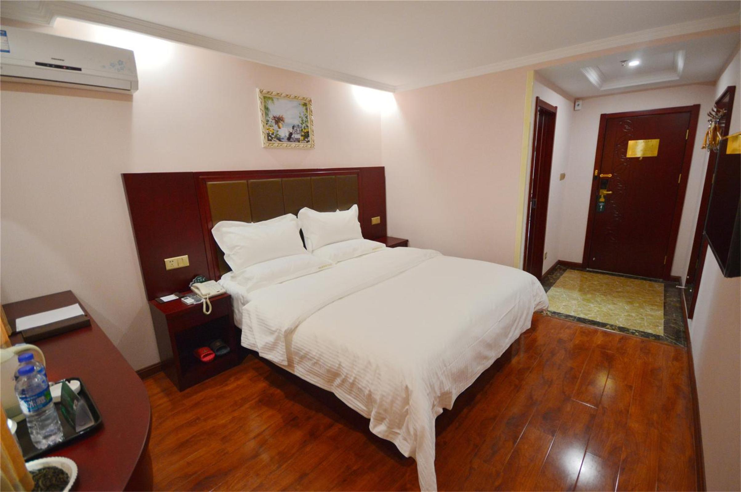 ROOM, QUEEN BED