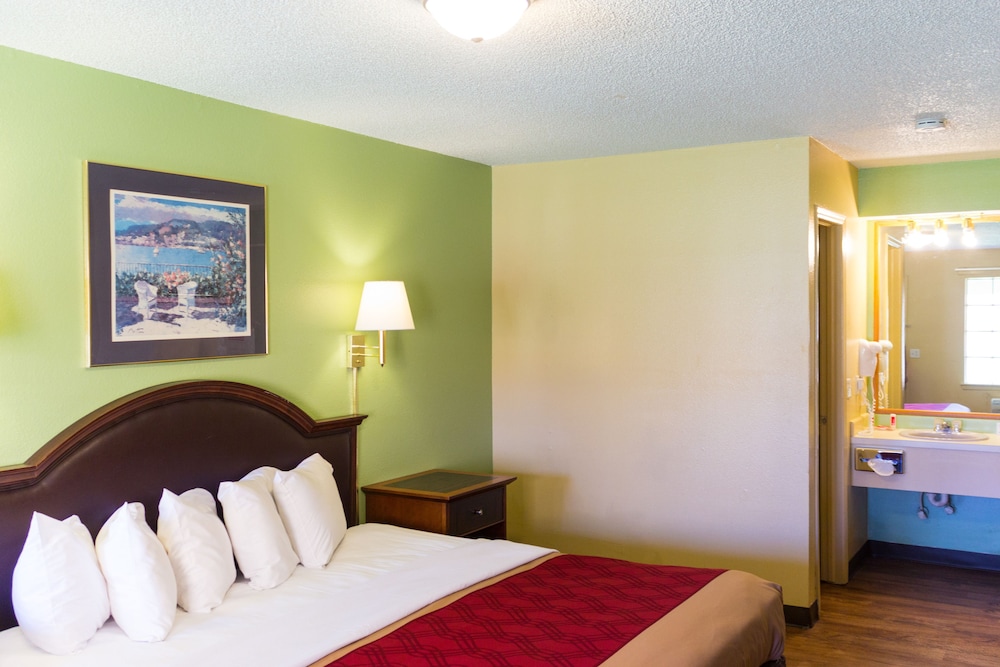 Econo Lodge Pryor 25/58
