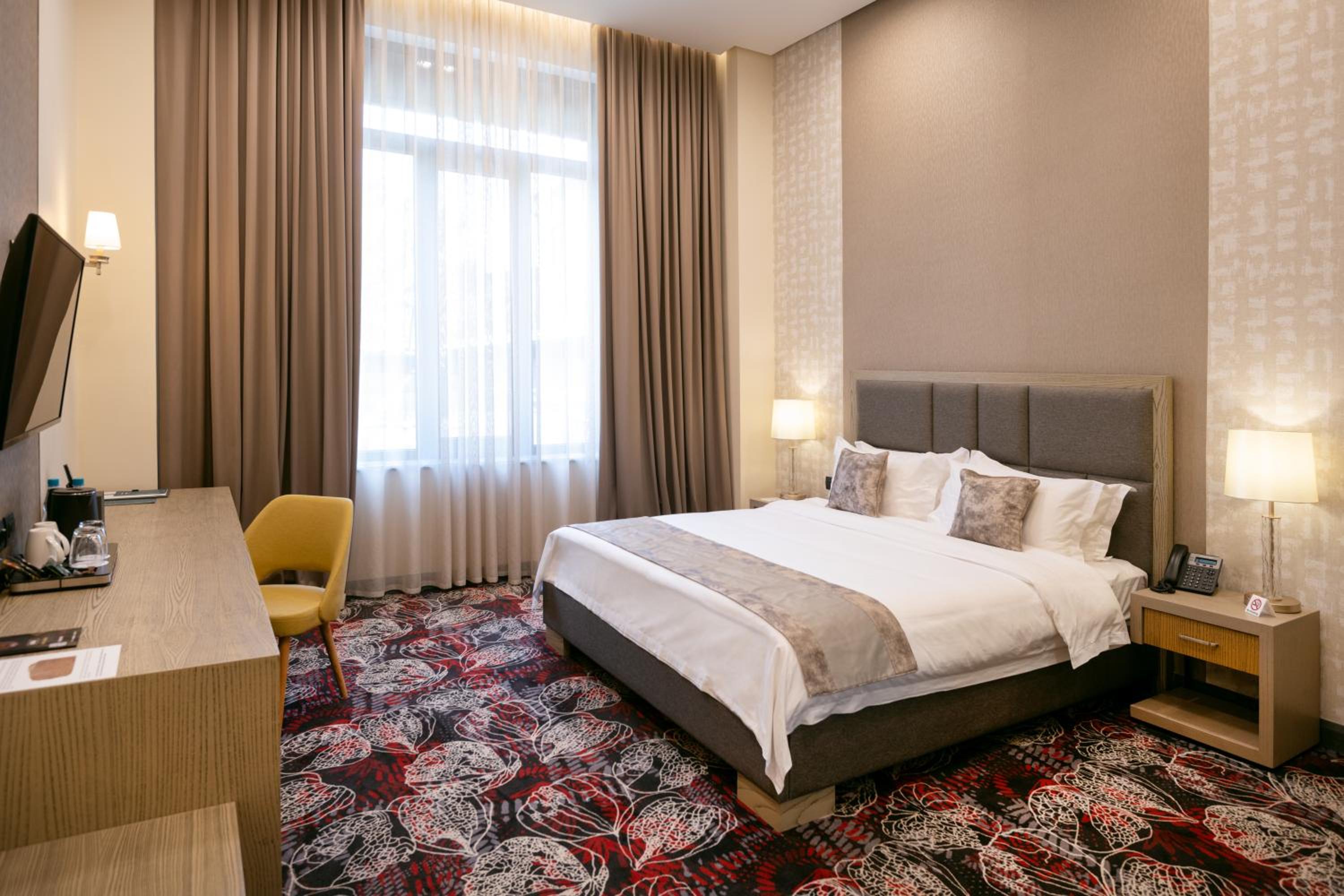 DELUXE, DOUBLE BED
