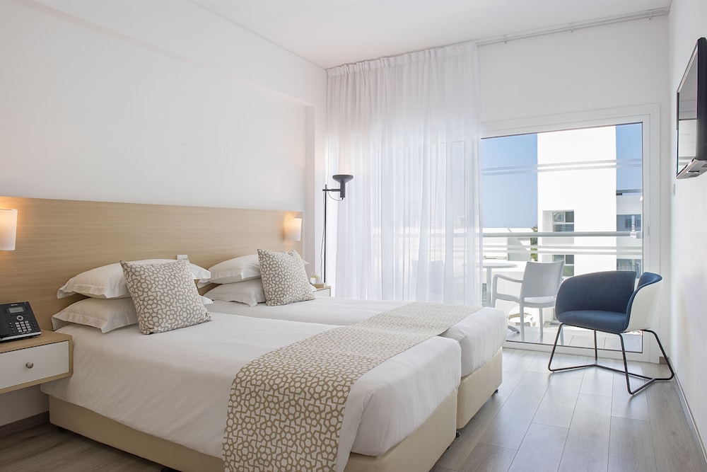 2 BEDROOMS, FAMILY SUITE, POOL VIEW