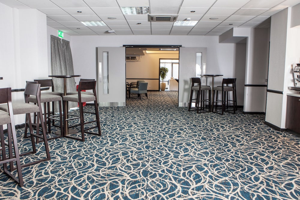 Elite Venue Selection Felbridge - Gatwick 66/75
