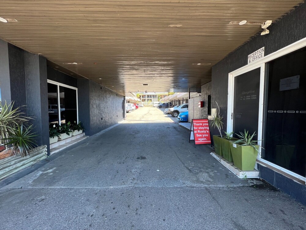Gladstone CBD Motel 2/13