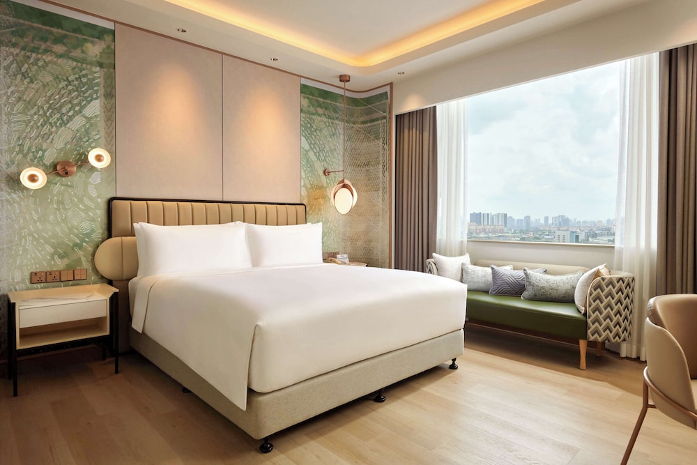 PREMIUM, SUITE, KING BED, LOUNGE ACCESS