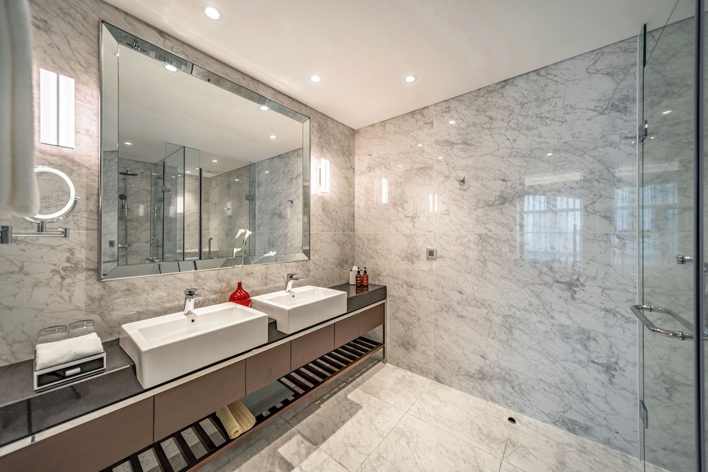SHERWOOD SUITES 72/74