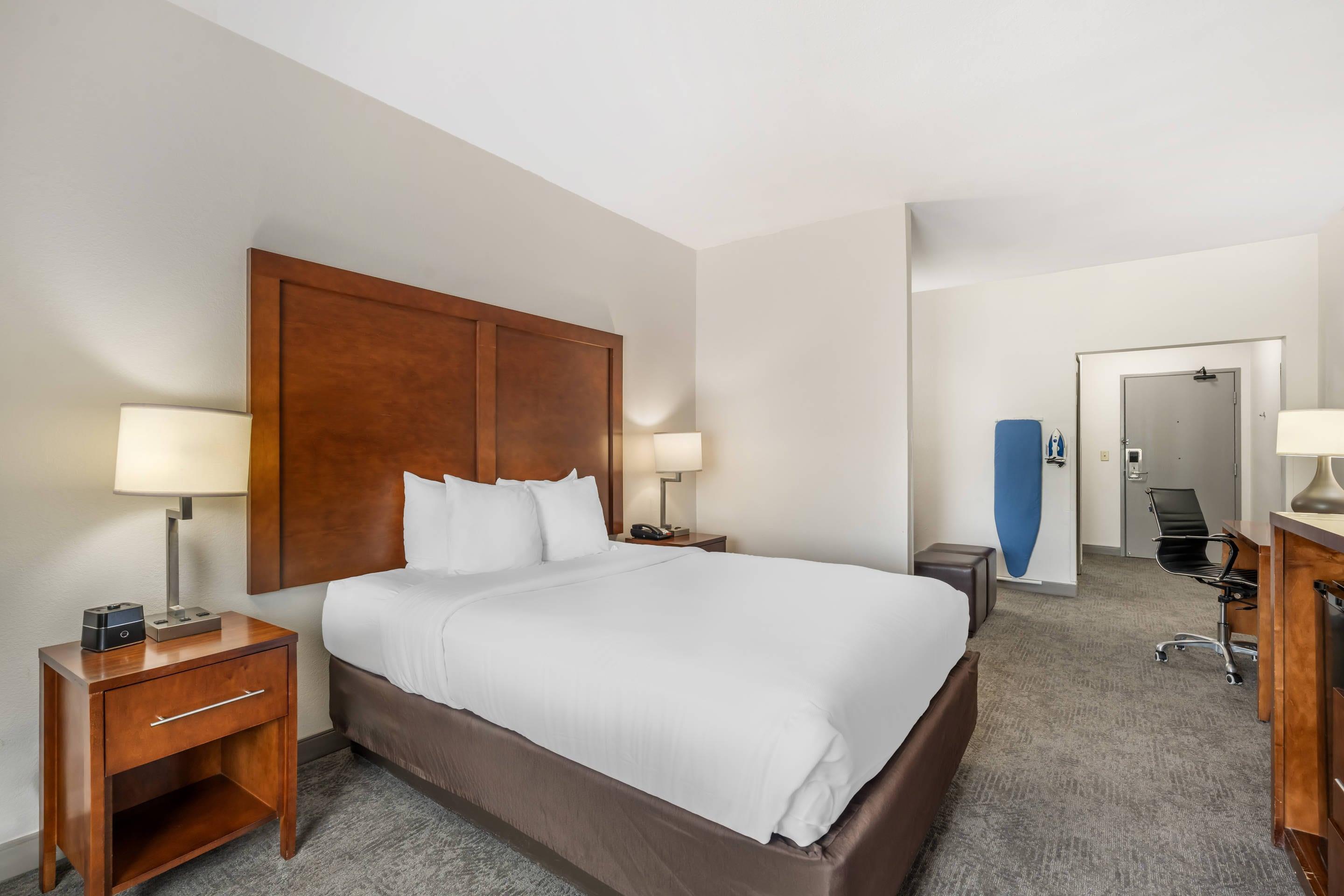 SUITE, QUEEN BED, ACCESSIBLE