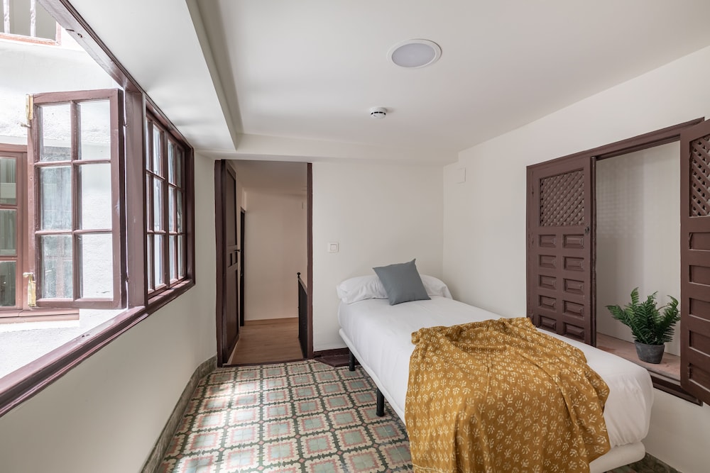 3 Bedrooms, Apartment, 1 Single and 2 Double Beds, Sofa