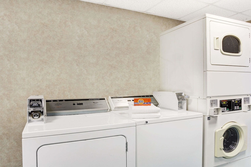 Days Inn by Wyndham Newport News City Center Oyster Point 12/22