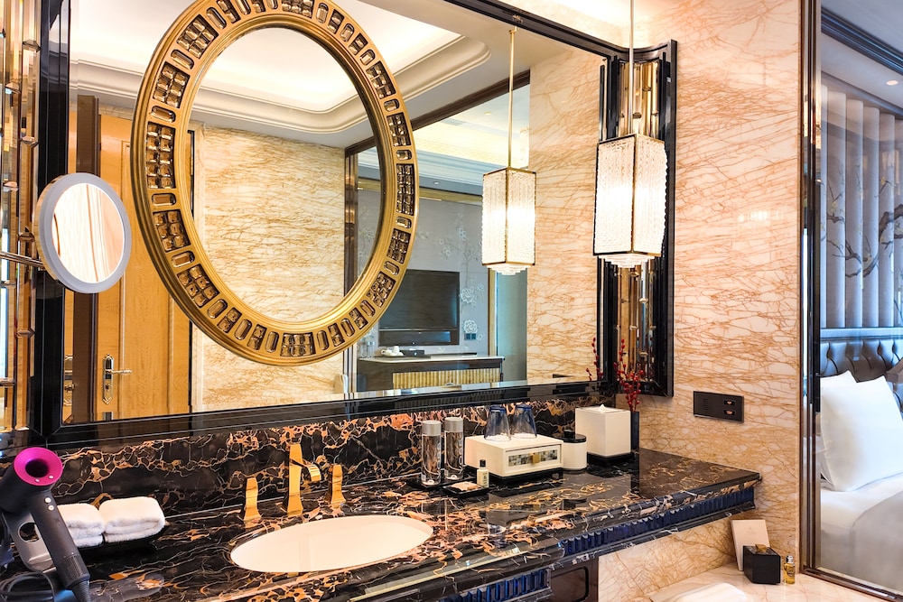 Wanda Reign Wuhan 63/67