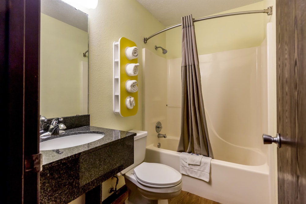 Motel6 Troy, IL 44/46