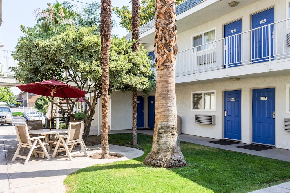 Motel6 Bakersfield, CA - East 32/39