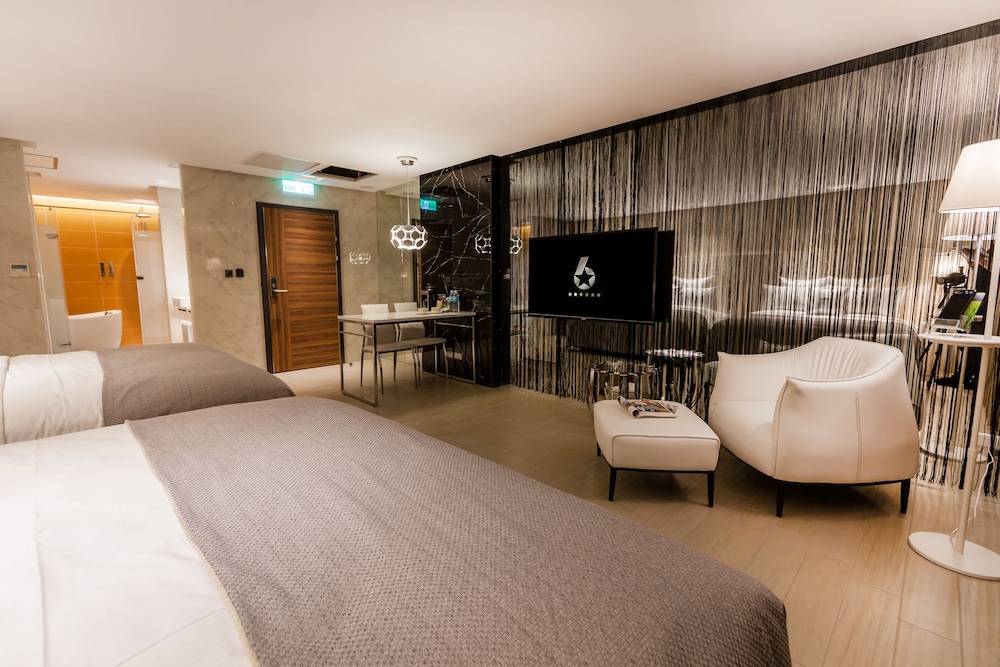 6 Star Motel 55/72