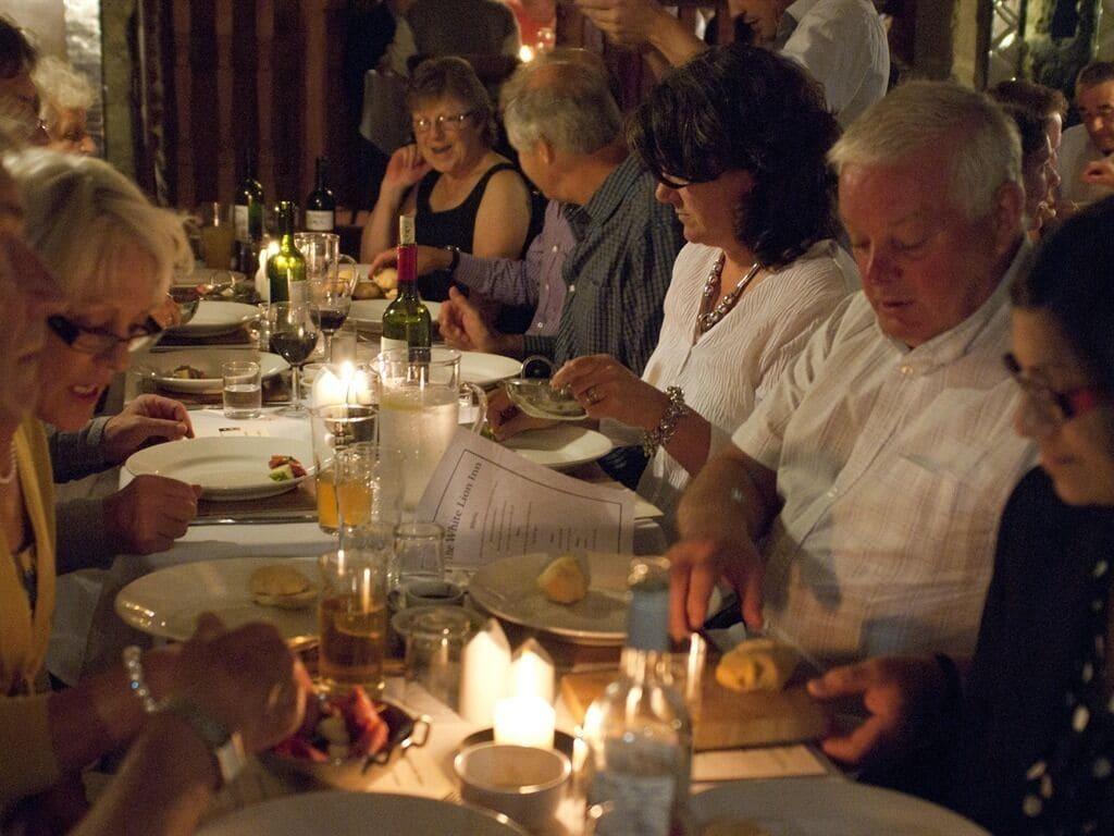 The White Lion Inn 13/15