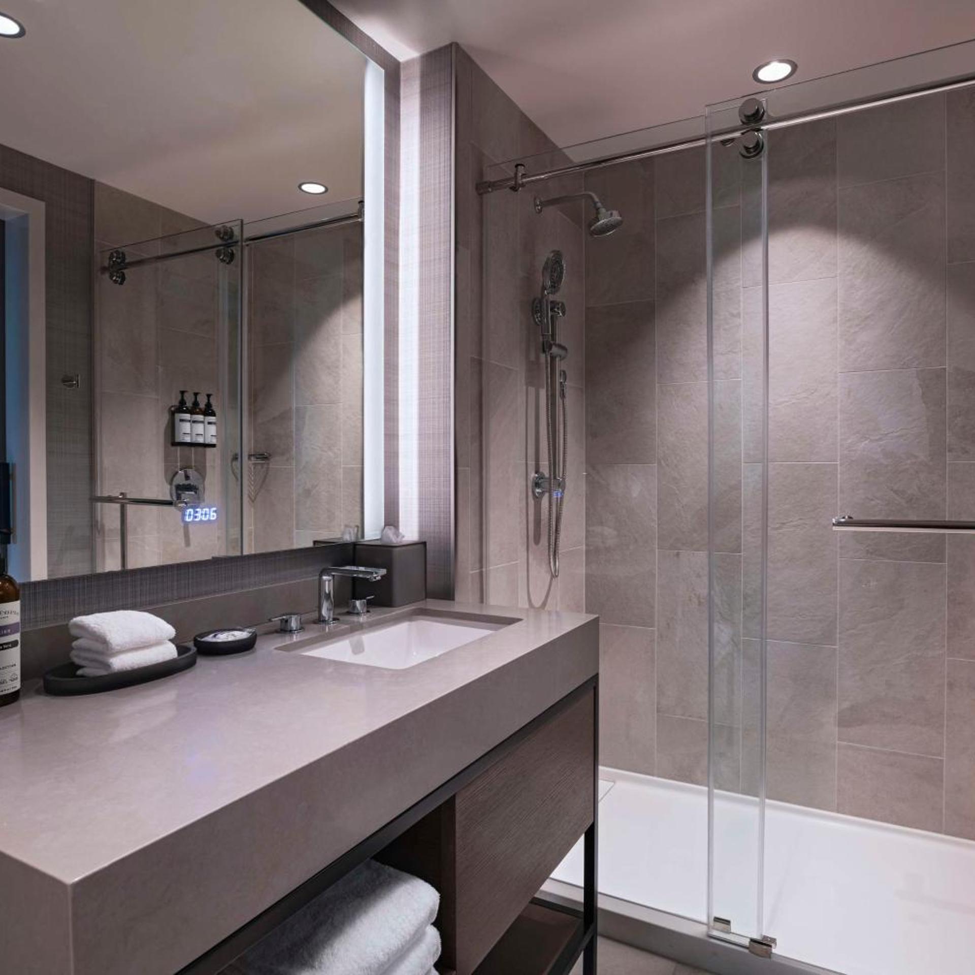 جناح، Hyatt Regency Baytown - Houston 2/2