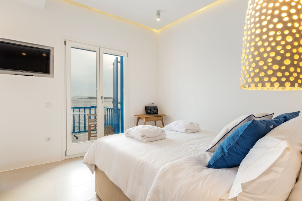 Bluetopia Suites 6/42