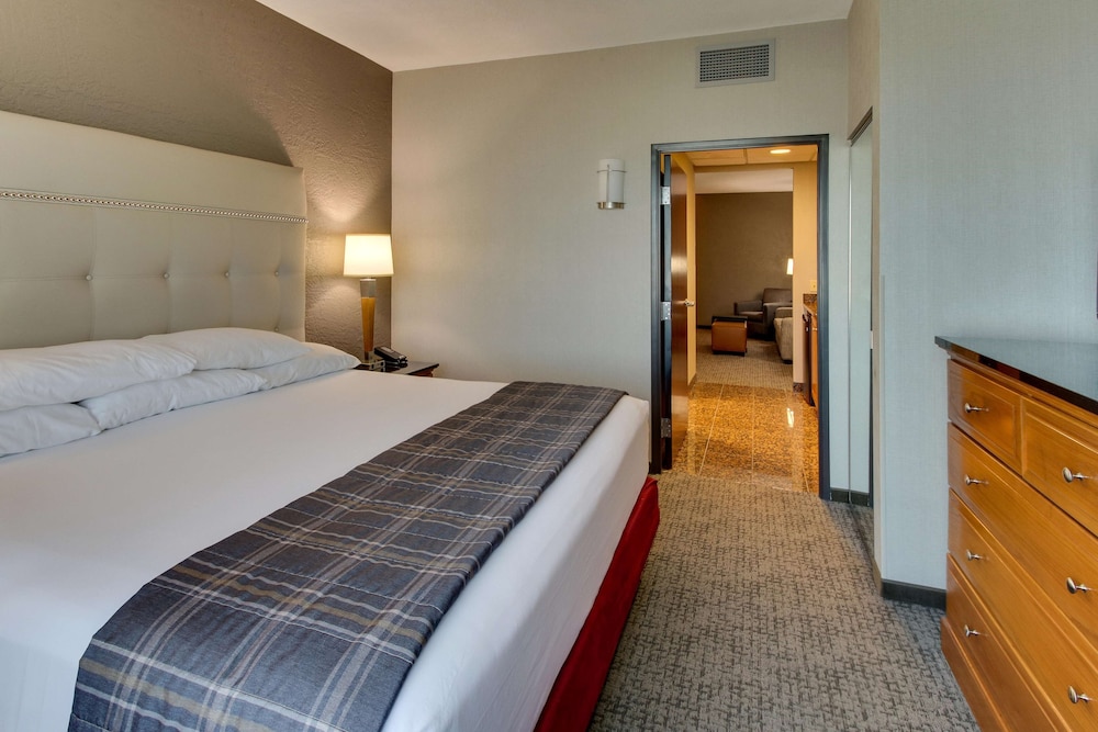Drury Inn and Suites Phoenix Happy Valley 8/50