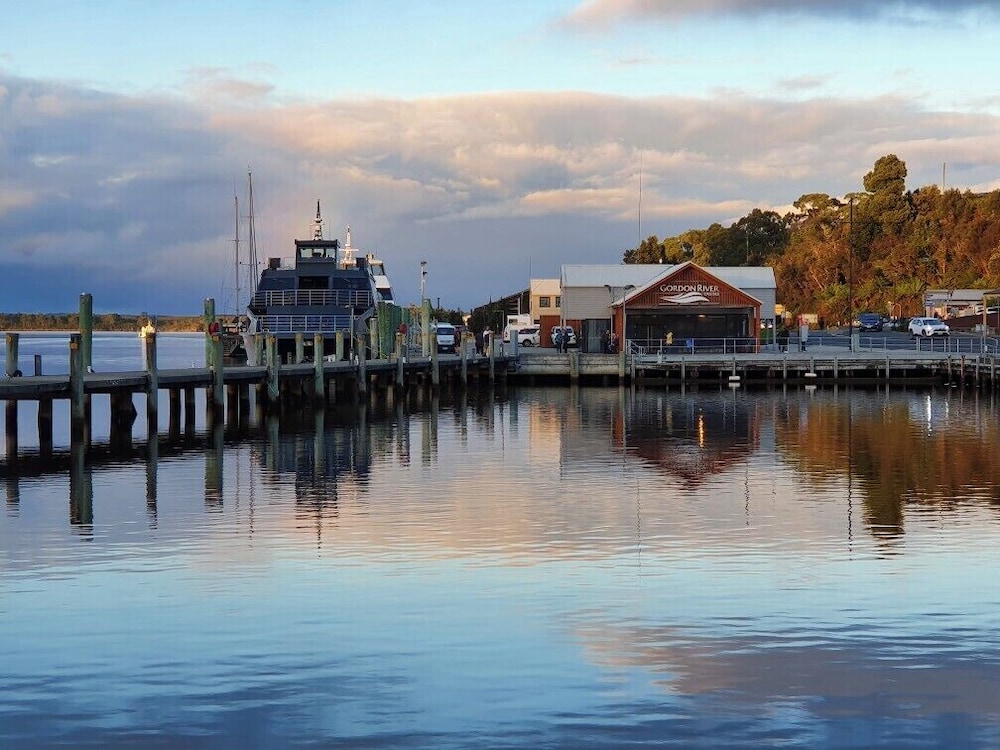 THE CRAYS ACCOMMODATION 41/46