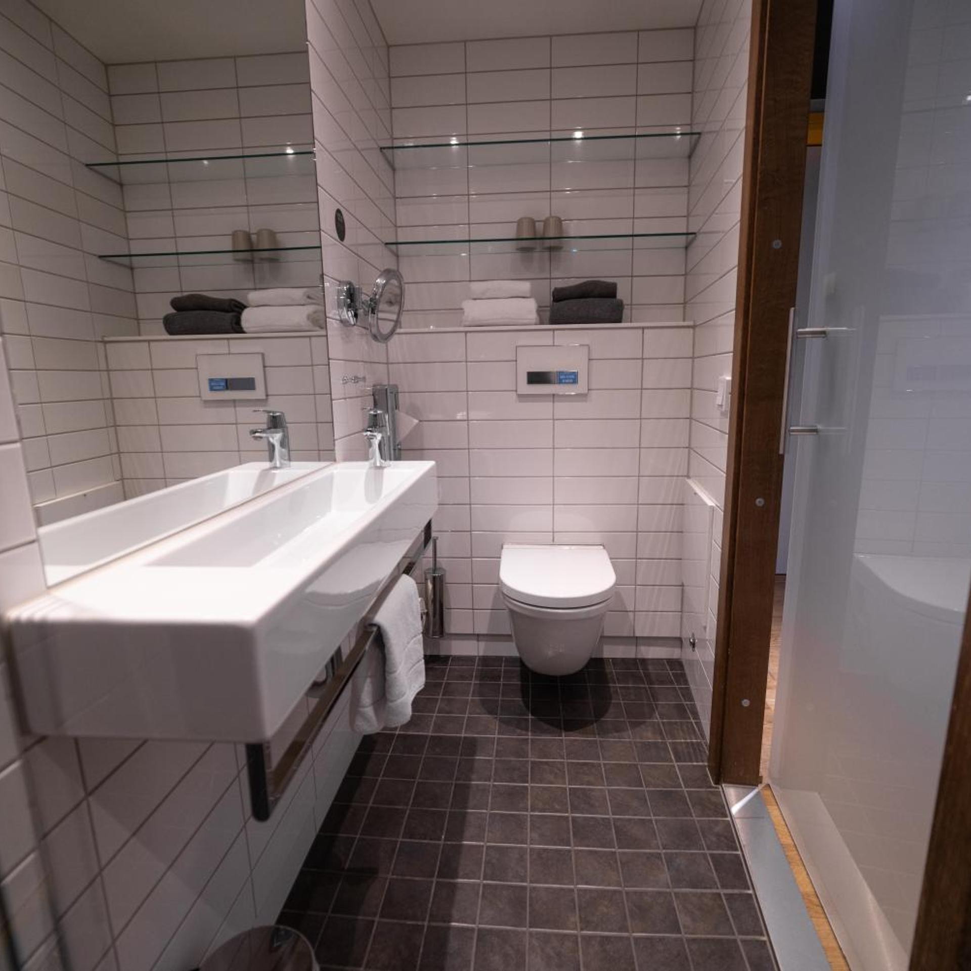 Compact, Double Bed، Clarion Hotel The Edge 5/9