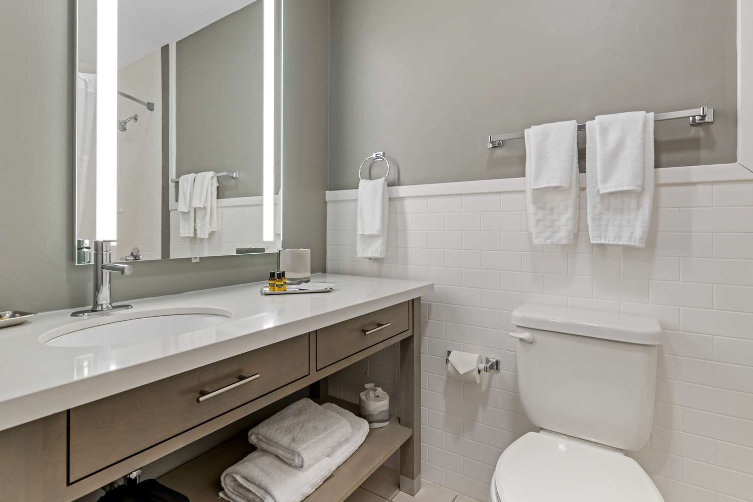 Best Western Plus Executive Residency Waterloo and Cedar Falls 41/42