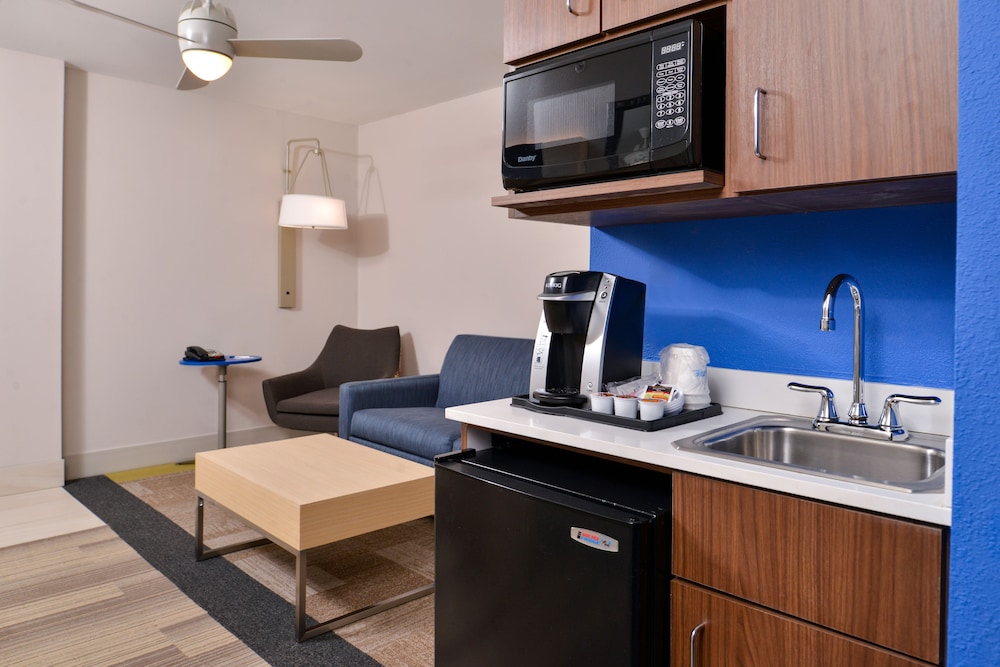 Holiday Inn Express Suites Cincinnati Mason 40/49
