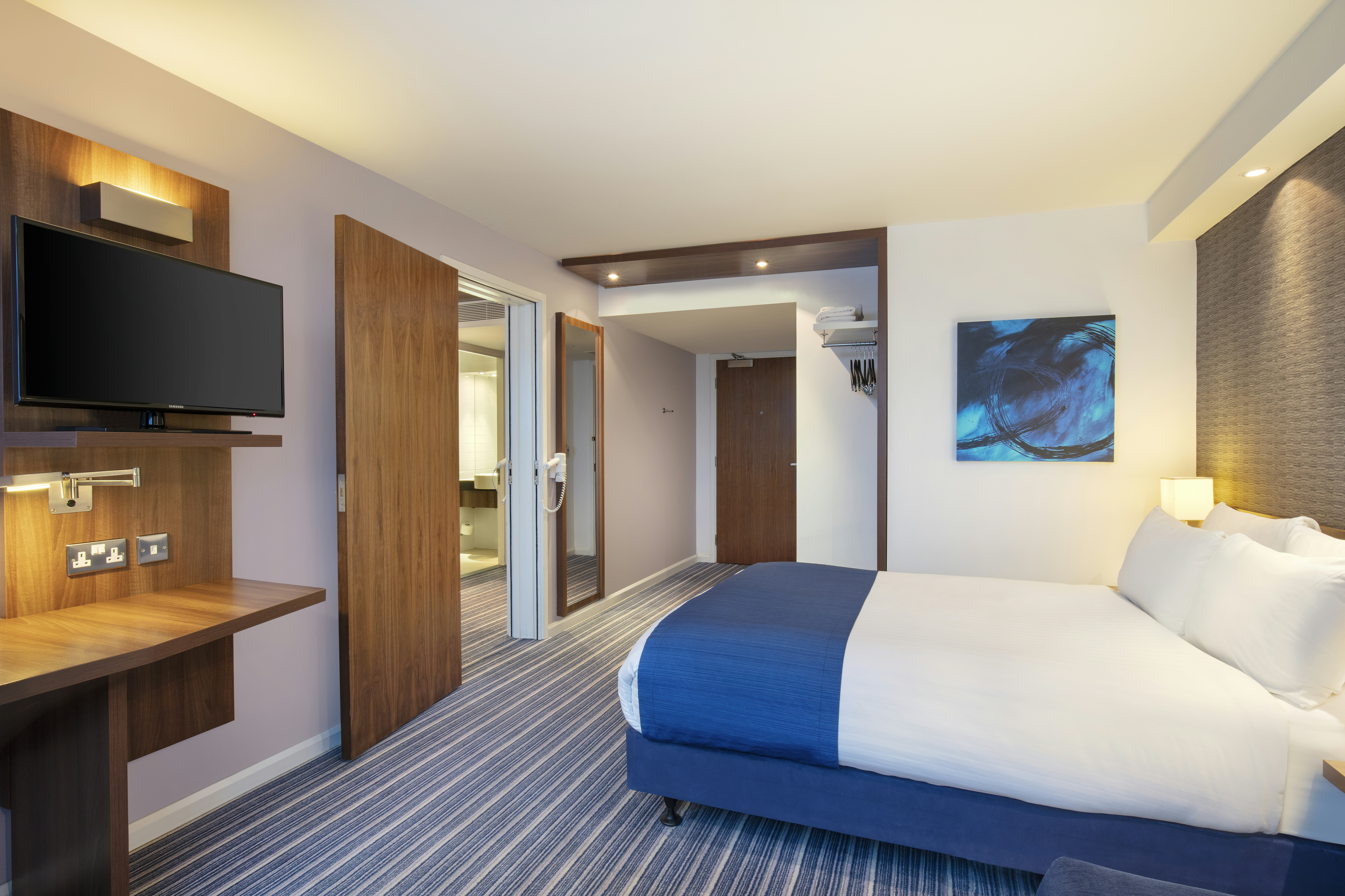 Holiday Inn Express London Heathrow T5 25/70