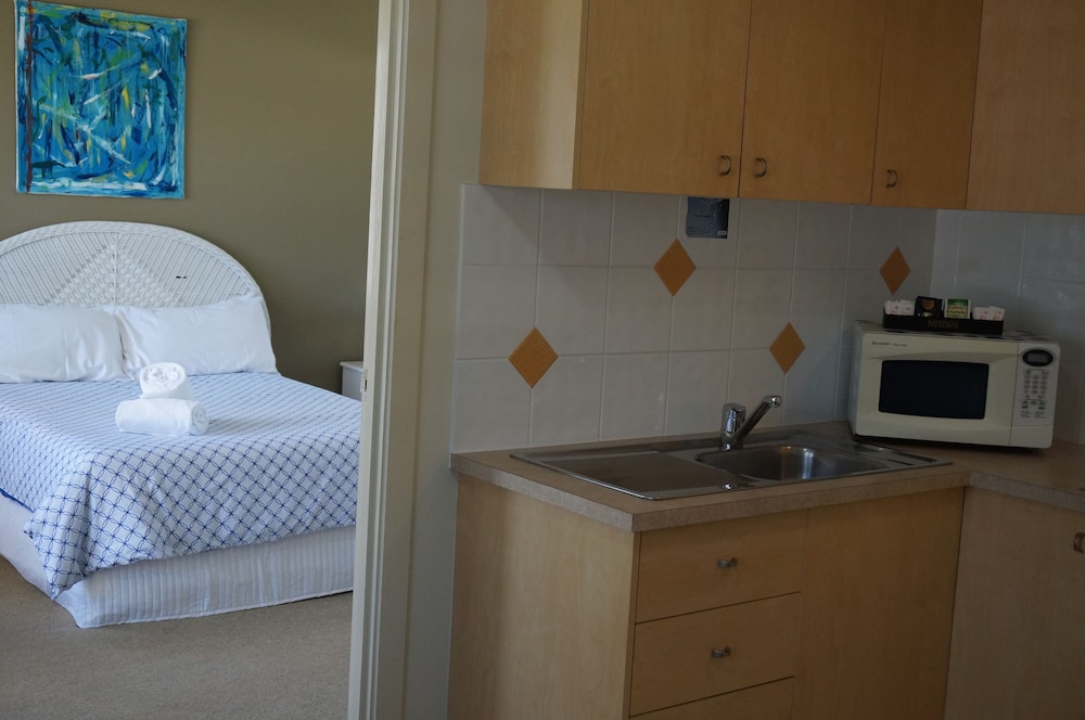 MOORINGS BEACH RESORT 57/77
