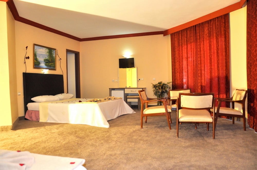 Mustis Royal Plaza Hotel 16/35