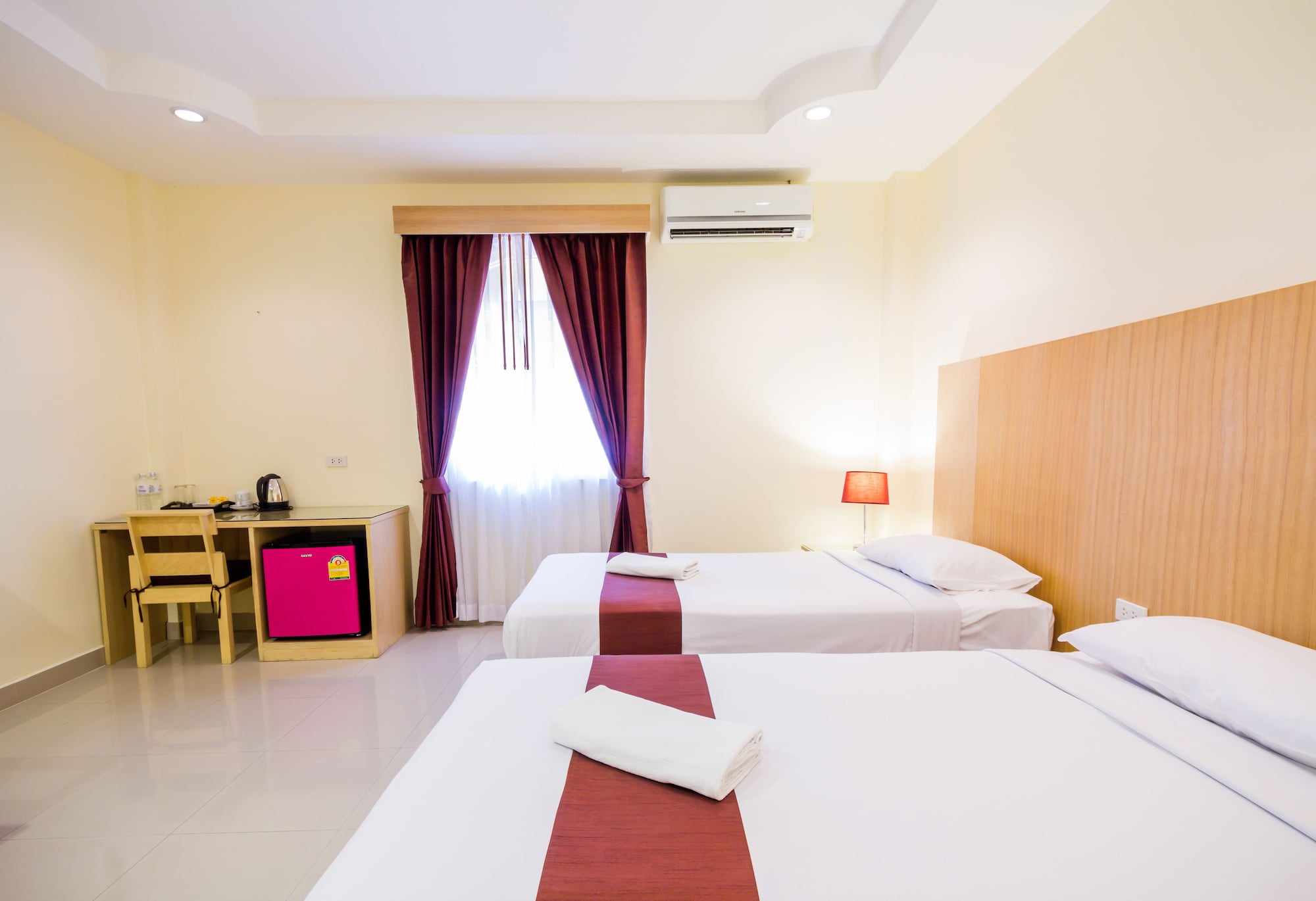 DELUXE, TWIN BEDS