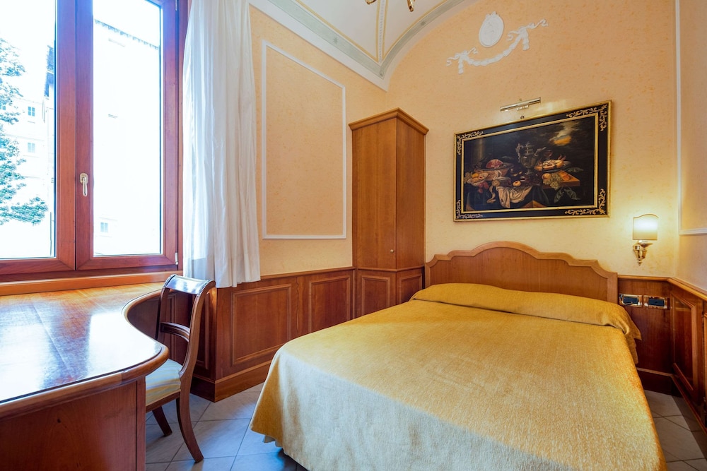 غرفة مفردة بسرير مزدوج