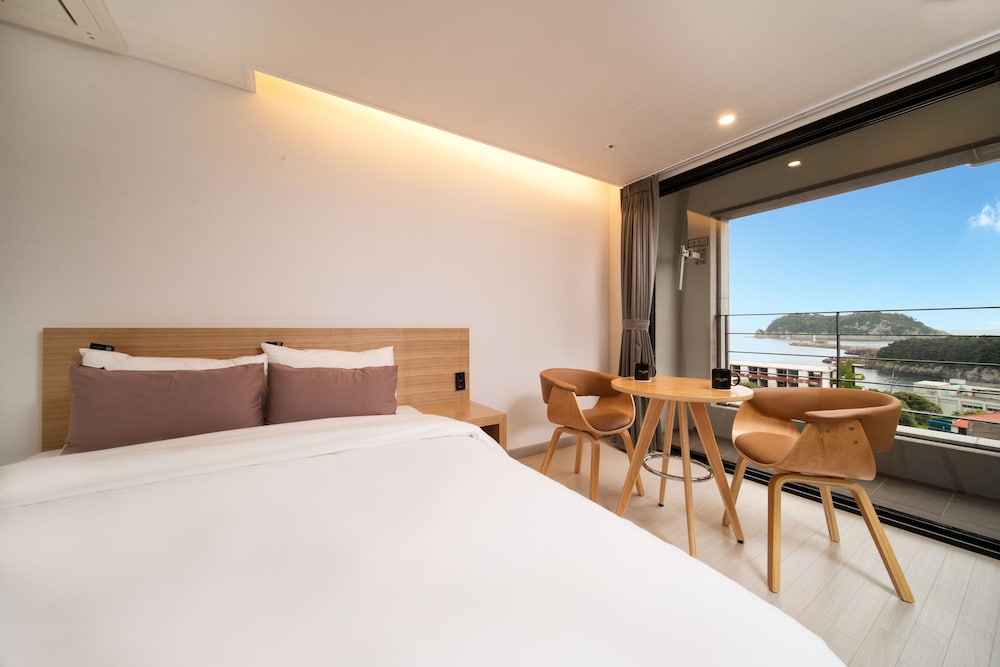 DELUXE, DOUBLE BED