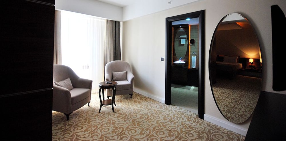 Madame Tadia Hotel 11/43