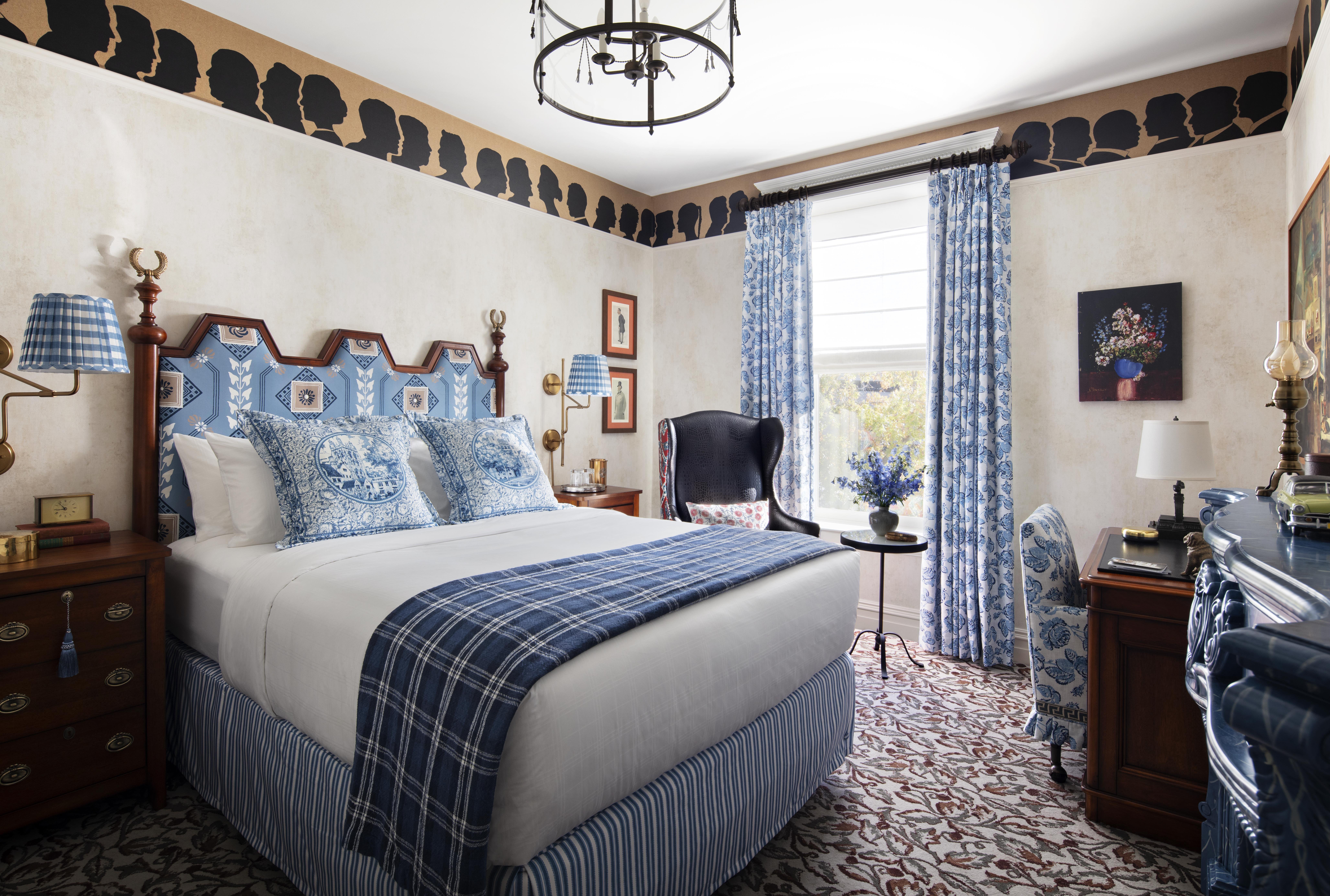 Graduate, Queen Bed