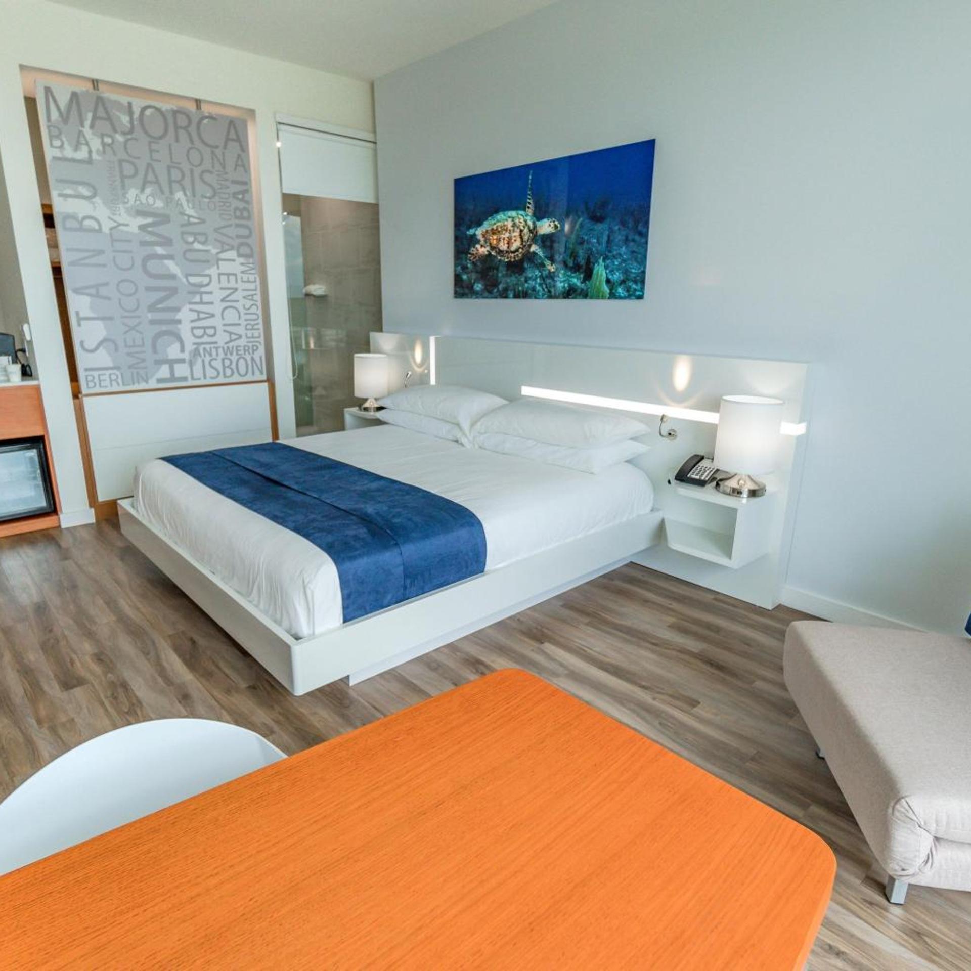 غرفة قياسية بسرير كينج لذوي الإعاقة، Maritime Hotel Fort Lauderdale Cruise Port 6/10